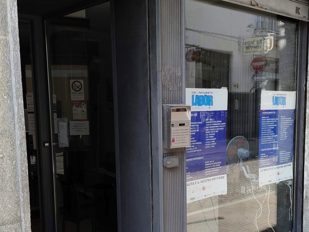 L'ingresso del CAF Confeuro visto dalla strada: la porta si trova a sinistra della vetrina