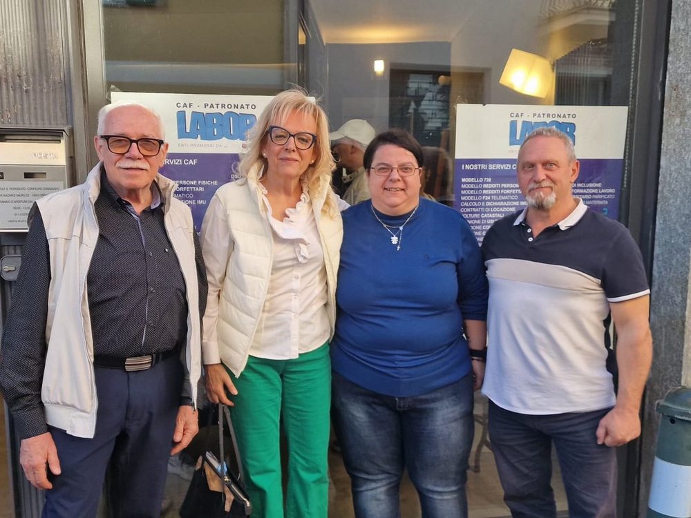 Lo sportello del CAF Confeuro - Patronato Labor davanti alla sede di Via Nazario Sauro 25 a Orbassano, il giorno dell'apertura